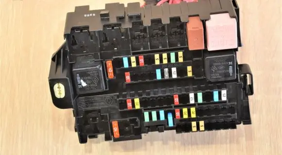 Renault Laguna III Relay mounting block 