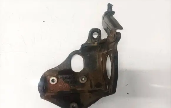 Engine mounting bracket