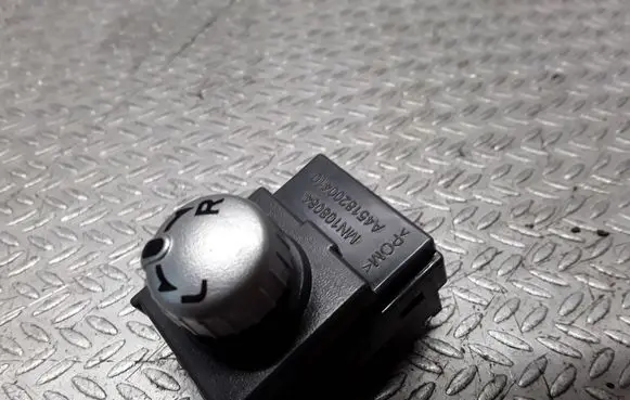 Mitsubishi Colt CZ3 Wing mirror switch MN108084