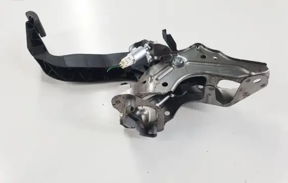 Suzuki SX4 S-Cross Clutch pedal 