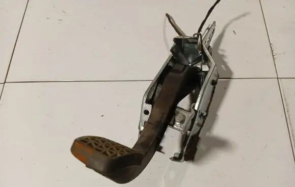 Opel Astra H Clutch pedal 