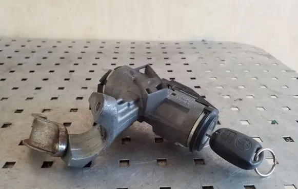 Toyota Corolla E120 E130 Ignition lock 45020024