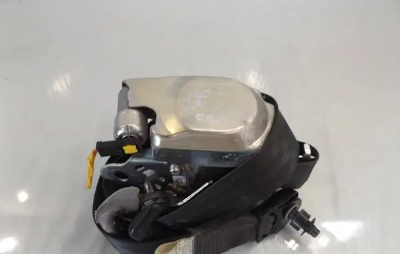 Hyundai i30 Front seatbelt 888102R900