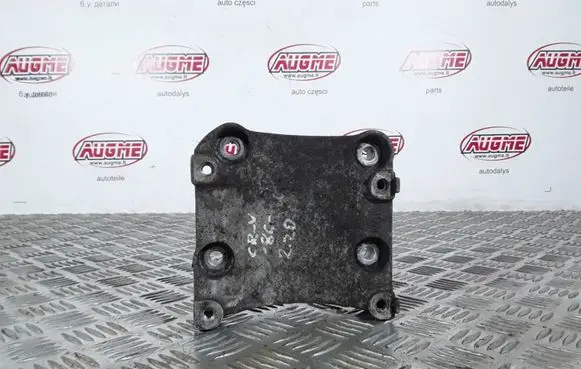 Honda CR-V A/C compressor mount bracket 