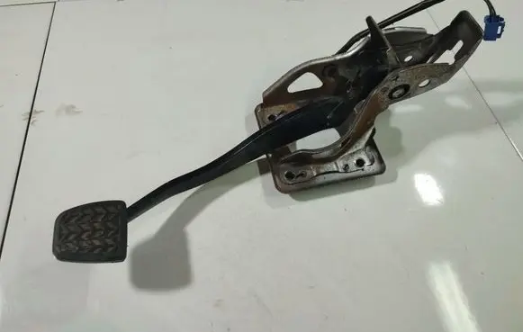 Toyota Corolla Verso AR10 Brake pedal 