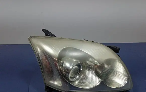 Toyota Avensis Verso Headlight/headlamp KOITO05-44