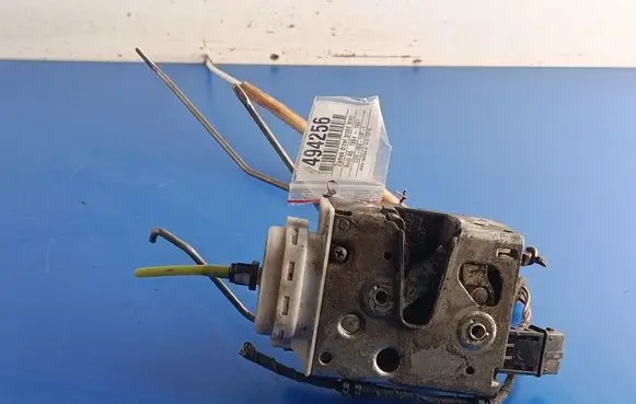 Audi A6 S6 C4 4A Front door lock
