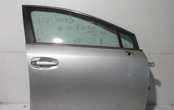 Toyota Avensis T250 Front door