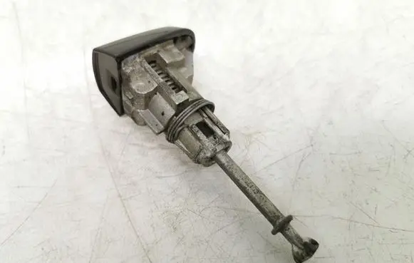Toyota Avensis T250 Front door lock (next to the handle) N0501337 501708