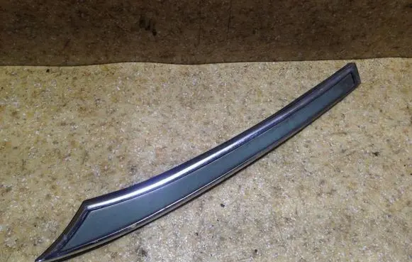 Mercedes-Benz W123 Fender end trim 