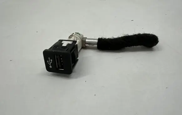 BMW 5 G30 G31 G38 USB socket connector 