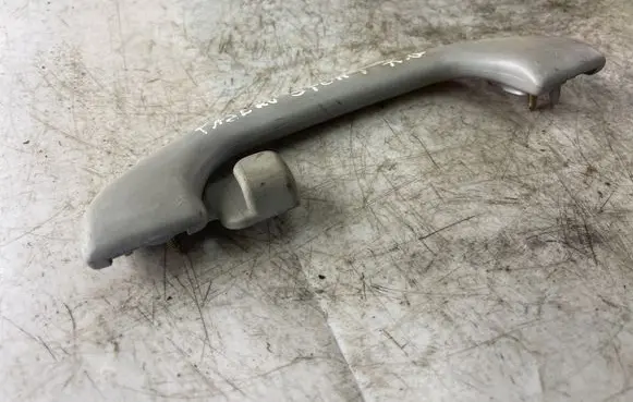 Mitsubishi Pajero Sport I Rear interior roof grab handle
