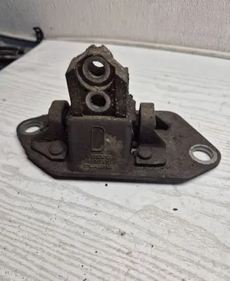 Volvo V70 Engine mount bracket 8624757 R76JA