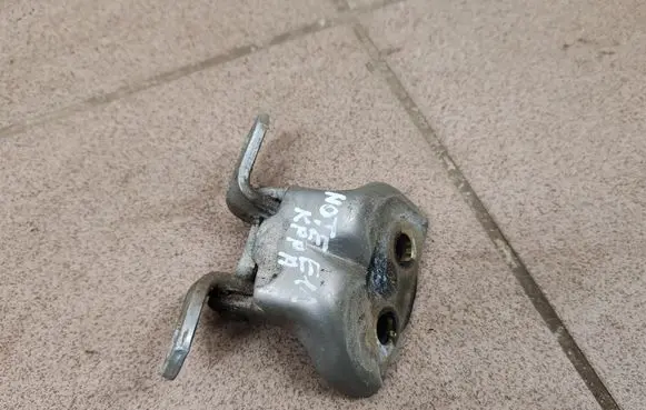 Nissan Note (E11) Front door lower hinge 