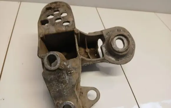 Audi A6 S6 C5 4B Engine mounting bracket 8e0199351a