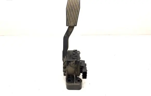 Accelerator throttle pedal