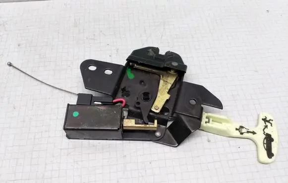 Chrysler Neon II Tailgate/trunk/boot lock/catch/latch 632ADA