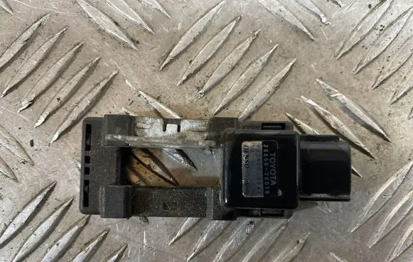 Toyota RAV 4 (XA30) Battery relay fuse 2885028010 1314000041