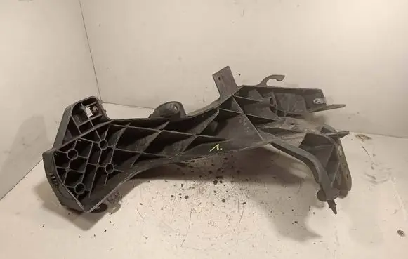 Jeep Grand Cherokee Headlight/headlamp mounting bracket M149789