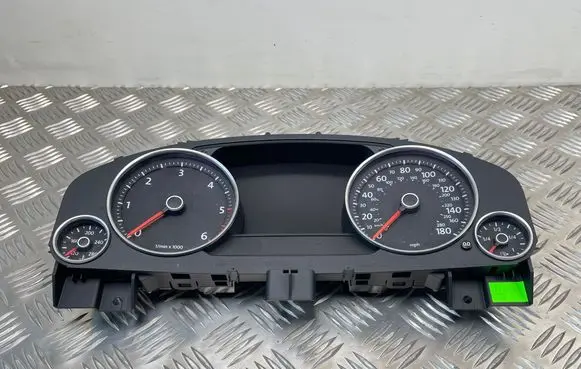 Volkswagen Touareg II Speedometer (instrument cluster) 7P6920980N