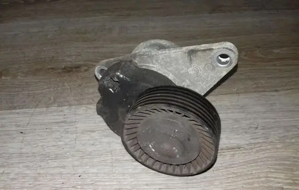Volvo S60 Alternator belt tensioner 30757057