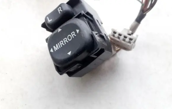 Toyota Corolla Verso AR10 Wing mirror switch 183574