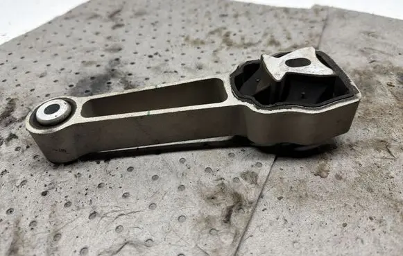 Volvo XC70 Engine mount bracket 30793322
