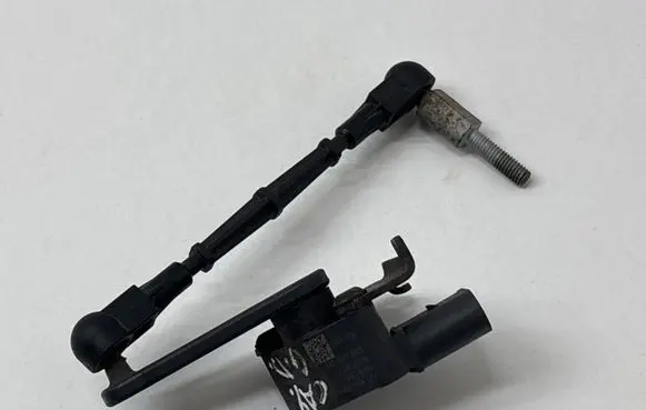 Porsche Cayenne (9Y0 9Y3) Rear air suspension level height sensor 4M0907503 27082018 H09304177