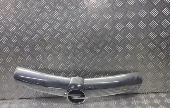 Opel Corsa D Bonnet/hood grill 477498858
