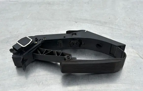 Mercedes-Benz S W220 Accelerator throttle pedal A2203000104