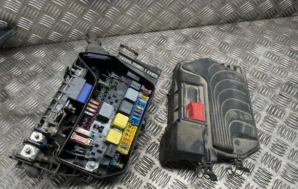 Mercedes-Benz A W176 Fuse box set A2465400182