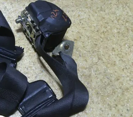 Mercedes-Benz E W124 Rear seatbelt 1248600086