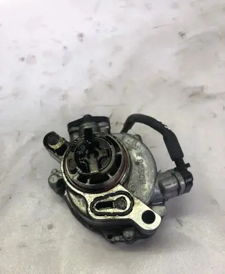 Ford Focus Vacuum pump 9804021880