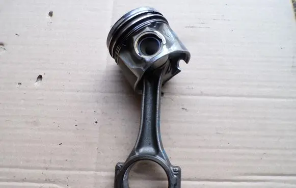 Volkswagen Golf IV Piston with connecting rod 79L69M