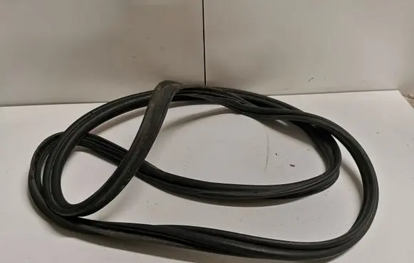Trunk rubber seal (body)