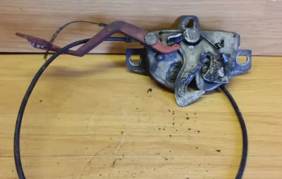 Alfa Romeo 156 Engine bonnet (hood) release handle