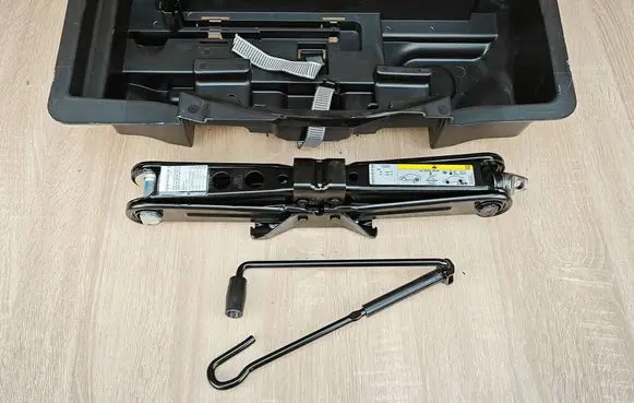 Audi A4 S4 B9 Lift Jack 8W0011031B 8W0012169