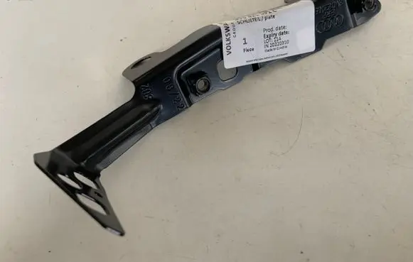 Audi A3 S3 8V Fender mounting bracket 8V0821091C