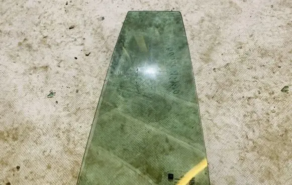 Opel Astra F Rear vent window glass 