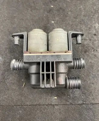 BMW 5 E39 Coolant heater control valve 8374995