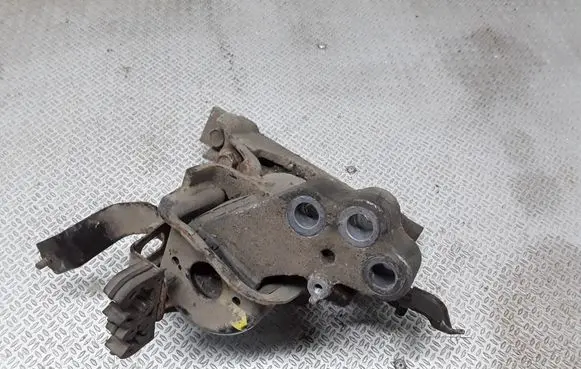 Toyota Auris 150 Engine mount bracket