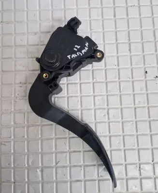 Accelerator throttle pedal