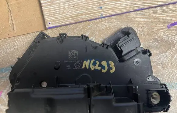 Skoda Fabia Mk3 (NJ) Front door lock 5tb837015a