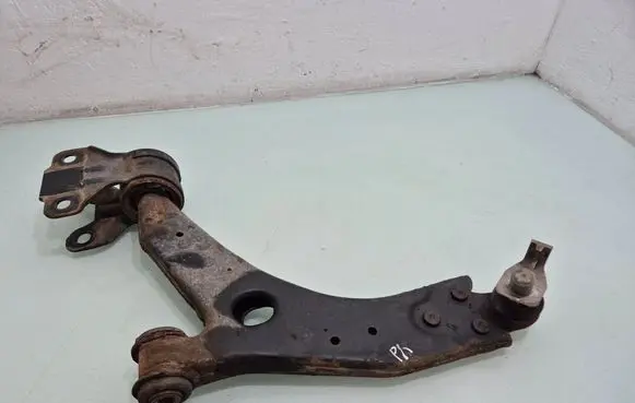 Volvo V40 Front lower control arm/wishbone 