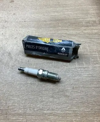 Renault Master I Spark plug 7700500072