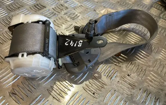 Toyota Hilux (AN10, AN20, AN30) Rear seatbelt 7M1080