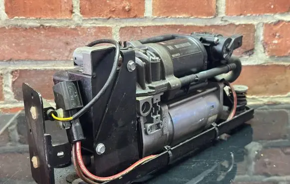Rolls-Royce Ghost I Air suspension compressor/pump 6782222 24449710