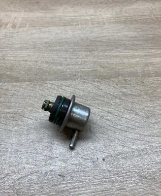 Volkswagen Golf IV Fuel pressure regulator 037133035C 0280160557