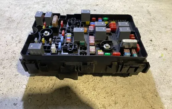 Chrysler 200 Fuse module 63565110 E201410 REV001