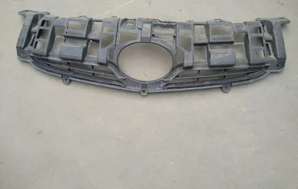 Toyota Prius (XW30) Front bumper upper radiator grill